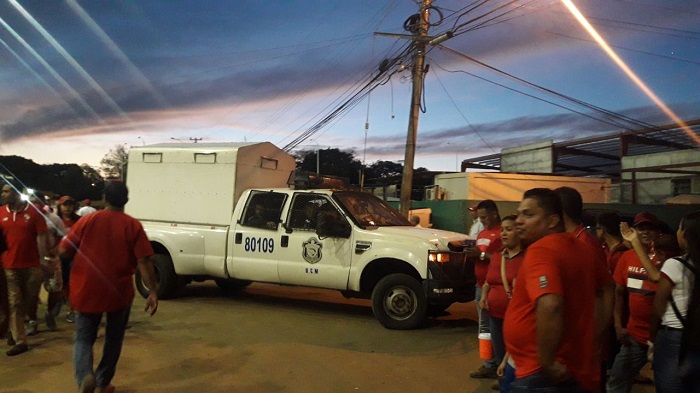 La policía nacional tuvo que vigilar los predios del estadio. Foto Mayra Madrid