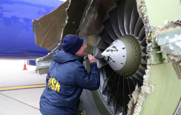 Investigadores examinando el daño a un motor del vuelo 1380 de Southwest Airlines, que estaba en ruta del aeropuerto LaGuardia en la ciudad de Nueva York a Love Field en Dallas, Texas,