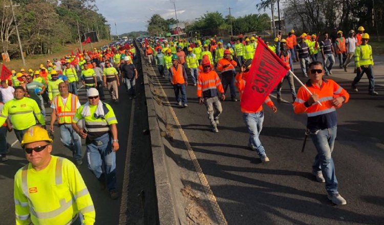Los obreros del Suntracs estarán hoy en las calles y las diferentes avenidas de la ciudad realizando protestas en su lucha por lograr un aumento en el salario mínimo. Archivo