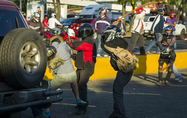 Una persona es agredida. Foto: EFE 