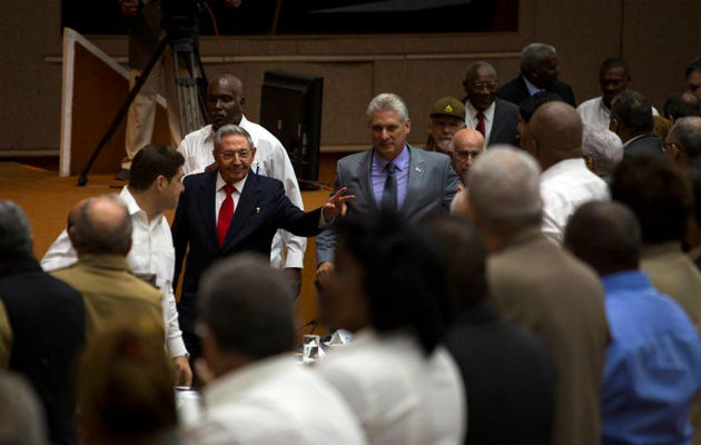 El presidente de Cuba, Raúl Castro, y el primer vicepresidente de Cuba, Miguel Díaz-Canel (d). Foto: EFE 