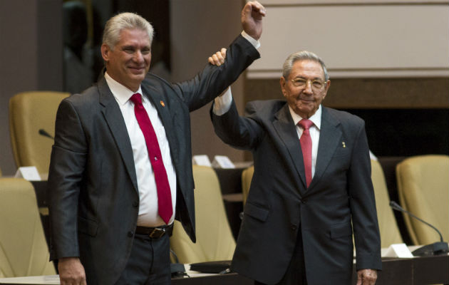 Miguel Díaz-Canel, y el ex presidente Raúl Castro, se levantan después de que Díaz-Canel fuera elegido. Foto: AP 