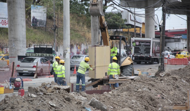 Los más afectados por estos trabajos son los usuarios de metrobús, que pierden casi dos horas. Foto: Víctor Arosemena