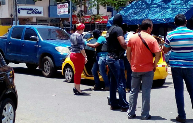 La detención se registró frente a comercios. Foto: Zenaida Vásquez.  