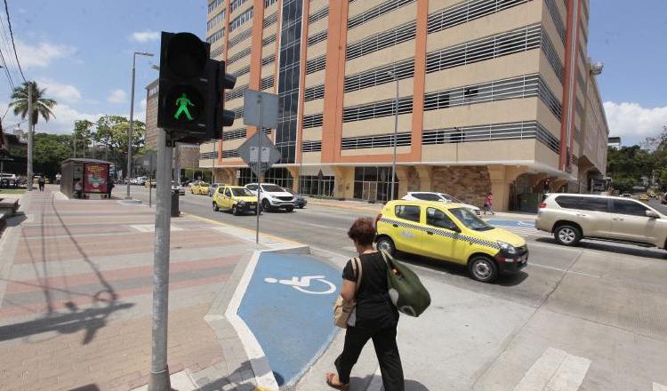 Según el plan de movilidad urbana de la Alcaldía capitalina, todos son peatones en algún momento de su traslado. Foto: Archivo