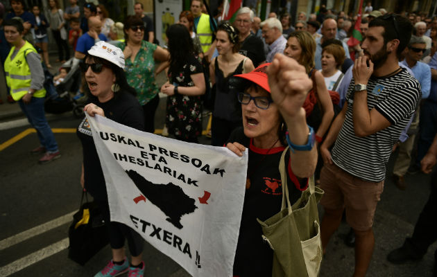 Piden reubicar miembros de ETA presos. Foto: AP.