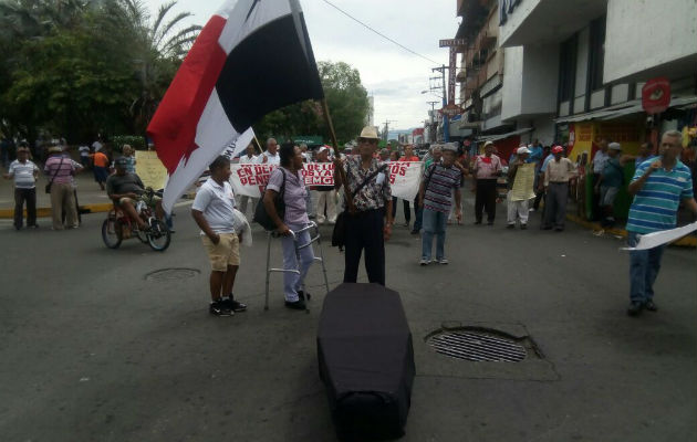 Con un ataúd volvieron a protestar los jubilados en Chiriquí. Foto: José Vásquez