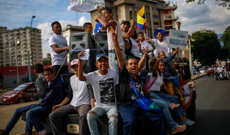 Simpatizantes del evangélico Javier Bertucci se toman la calles. EFE