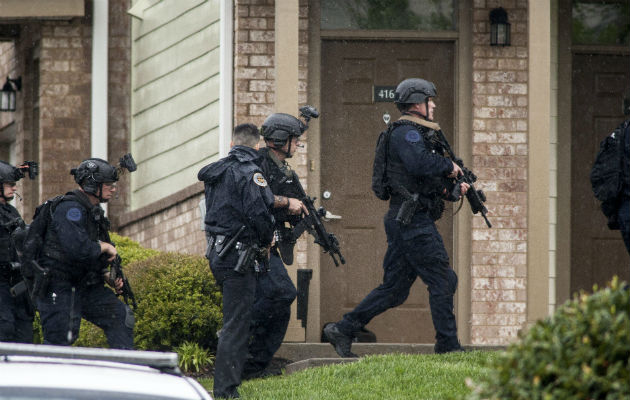 La policía de Metro Nashville utilizó un equipo SWAT y un escuadrón antiexplosivos para cumplir una orden de allanamiento en el apartamento del sospechoso. FOTO/AP