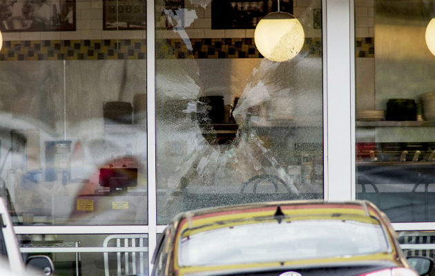 El agresor se estacionó por cuatro minutos y luego agredió a las personas. FOTO/AP