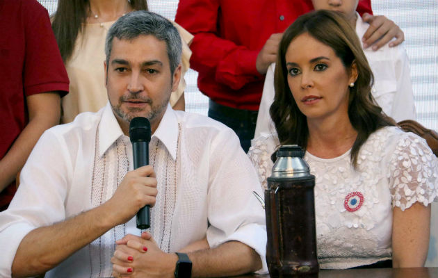 El conservador Mario Abdo Benítez, junto a su esposa Silvana López. FOTO/EFE