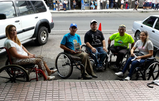 Se les hace difícil poder transportarse. Foto: Eric Ariel Montengro. 