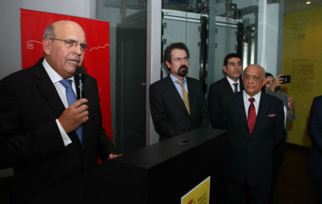 S. E. Embajador Mario  López Chávarri, de Perú, cuando hace uso de la palabra en el coctel inaugural:  Foto: Cortesía.