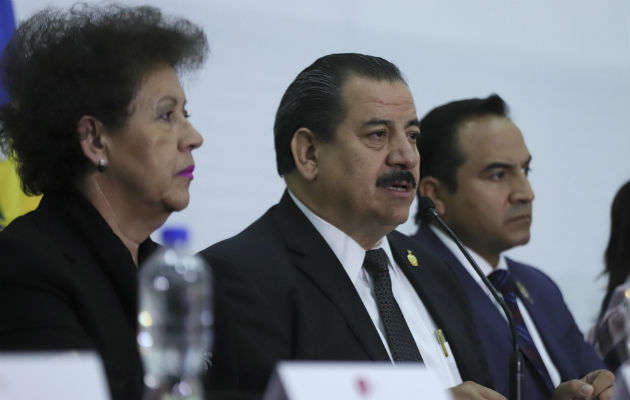 El titular de la Fiscalía, Raúl Sánchez (c), habla durante una rueda de prensa en la ciudad de Guadalajara, en el estado de Jalisco. FOTO/EFE