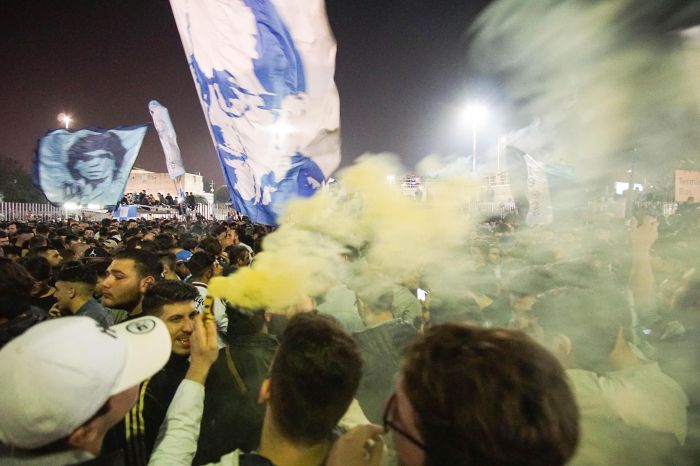 Los napolitanos salieron con sus banderas a celebrar. Foto AP