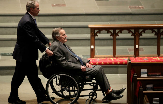 El patriarca George H. W. Bush en el sepelio de su esposa. Foto: AP