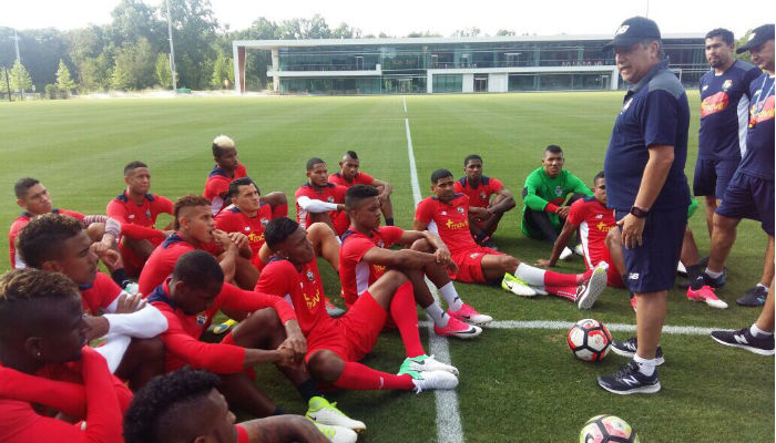 'El Bolillo' Gómez  habla con los jugadores de la selección. Foto:Fedebeis