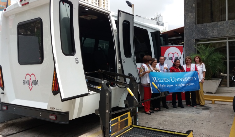 El vehículo tiene una plataforma para subir a los pacientes que utilicen silla de ruedas. Foto: Yaissel Urieta Moreno