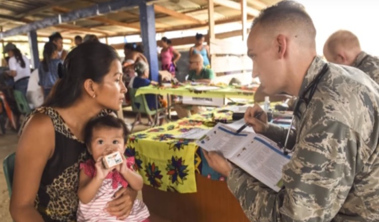 El teniente coronel Brian Neese, atendiendo a una madre en Darién.