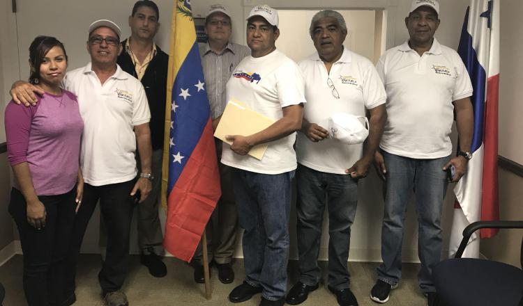 Exiliados venezolanos visitan el consulado de Panamá en Miami. efe
