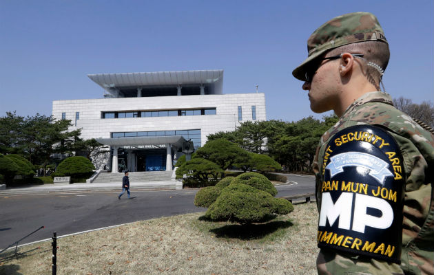 Un soldado custodia la entrada del edificio donde se reunirán los mandatarios de Corea del Norte  y Corea del Sur. FOTO/AP