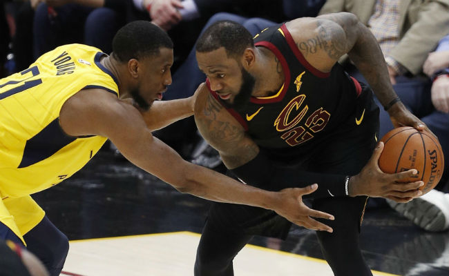 LeBron James (der.) de los Cavaliers de Cleveland en acción ante Thaddeus Young de Indiana Pacers. Foto:EFE