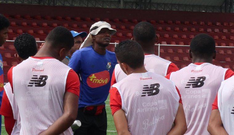 Jorge Dely Valdés da algunas instrucciones. Jorge Dely Valdés da algunas instrucciones. @Fepafut