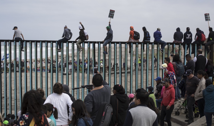 Centroamericanos, en la valla fronteriza con Estados Unidos. AP