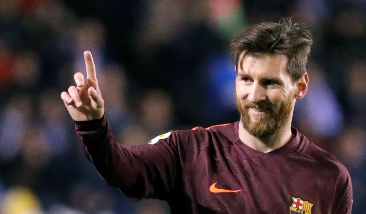 Messi marcó un triplete ayer, y el Barcelona pudo celebrar  la conquista de su séptima liga en los últimos 10 años. EFE