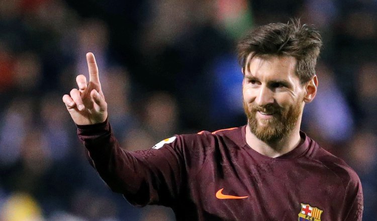 Messi marcó un triplete ayer, y el Barcelona pudo celebrar la conquista de su séptima liga en los últimos 10 años. EFE