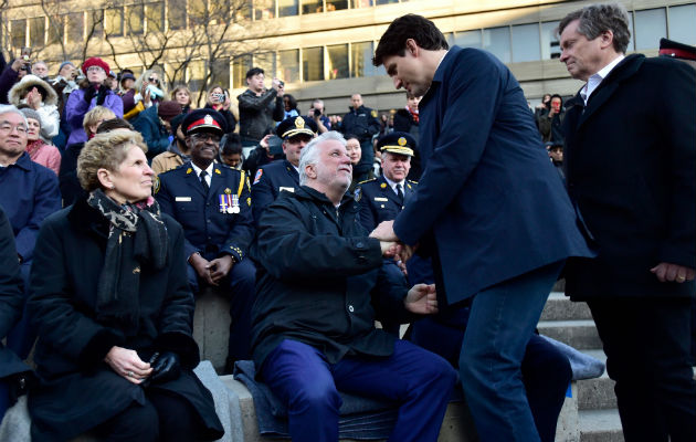 El primer ministro de Canadá atiende a los familiares de las víctimas. FOTO/AP