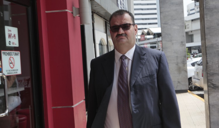 Carlos Carrillo, defensa de Francolini, se presentó ayer al edificio Avesa para notificarse sobre los requerimientos de la fiscalía. Víctor Arosemena