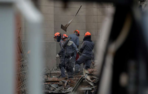 El edificio de 24 plantas se derrumbó durante un incendio. Foto: EFE