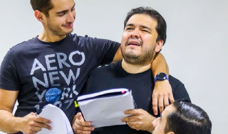 Durante los ensayos. También ellos disfrutan la trama. /Foto: Ricardo Dormoi.