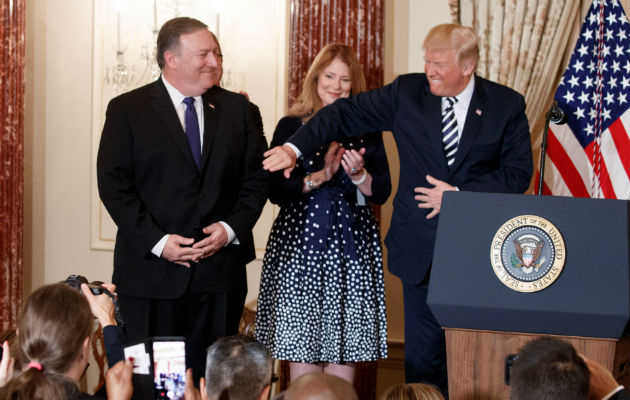 El presidente estadounidense, Donald Trump, durante un discurso junto al nuevo secretario de Estado estadounidense, Mike Pompeo. FOTO/EFE