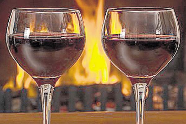 ¿Por qué el alcohol afecta más rápido a las mujeres que a los hombres?