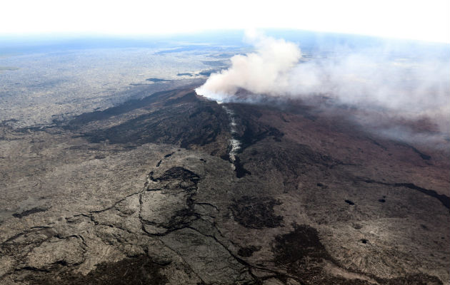 Vista de una fisura en la ladera occidental y el cráter derrumbado de Pu'u 'O'o, en la con lava del volcán Kilauea. FOTO/EFE