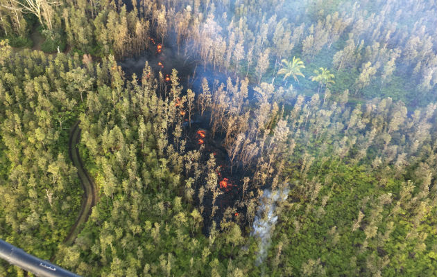 Vista de una fisura con lava en Leilani Estates tras entrar en erupción el volcán Kilauea. FOTO/EFE