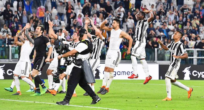 Celebración de los jugadores de la Juve al final del partido. Foto EFE