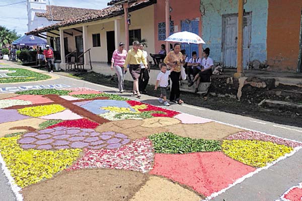 Vistosas: Las personas confeccionaron vistosas alfombras, hechas con materiales como flores, hojas, aserrín en diversos colores.