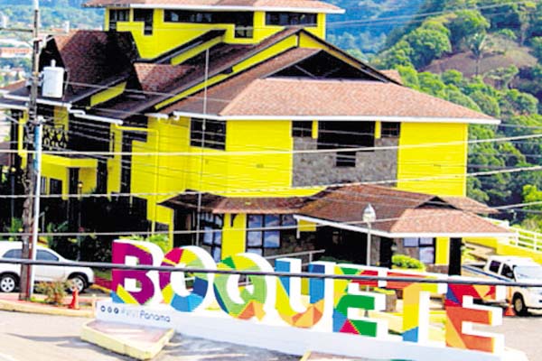 Aniversario N.° 170: Parador de Boquete, el primero implementado en la provincia de Chiriquí, donde miles de personas acuden a tener un recuerdo del distrito, sede de la celebración el próximo año.