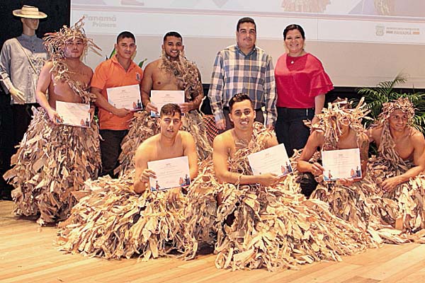 Los ganadores recibieron certificados, canastas y trofeos.