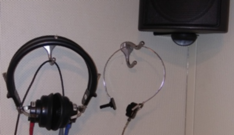 En la cabina, se utilizan audífonos para escuchar los sonidos. /Foto: Cortesía