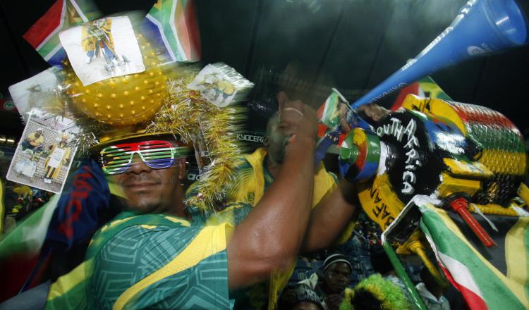 El uso de las vuvuzelas está prohibido en los estadios. /Foto AP