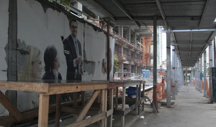 Las construcciones siguen vacías y los vendedores de comidas están sintiendo el golpe negativo. /Foto: Víctor Arosemena