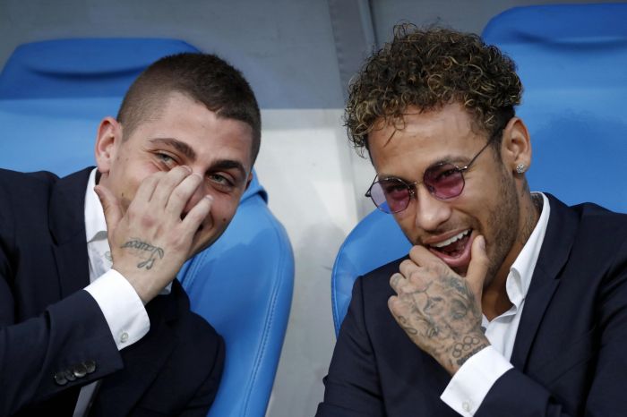 Neymar y Verratti en las gradas observando el partido. EFE