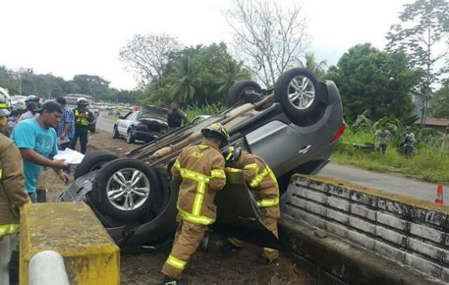 Bomberos proceden a sacar a la conductora del vehículo. Foto: Mayra Madrid. 