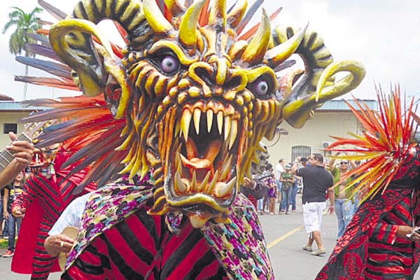 Costumbre: En la categoría de   diablicos sucios, La Villa cuenta con ocho danzas.  Este año se suma una danza de gran diablo de generaciones.