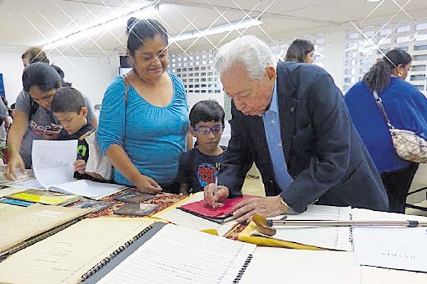 El maestro Charpentier De Castro autografió.