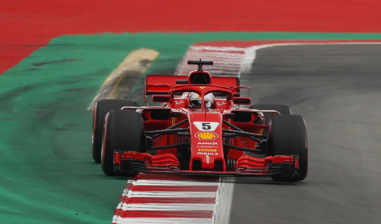 Vettel se vio obligado a realizar dos paradas debido a la degradación de sus gomas. /Foto AP